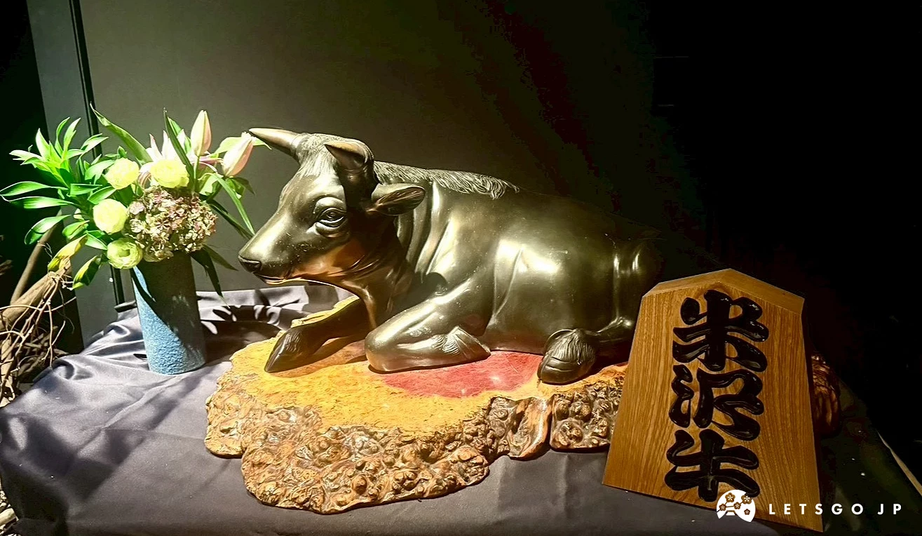 米澤牛雕像與刻有米澤牛字樣的木牌展示於店內。