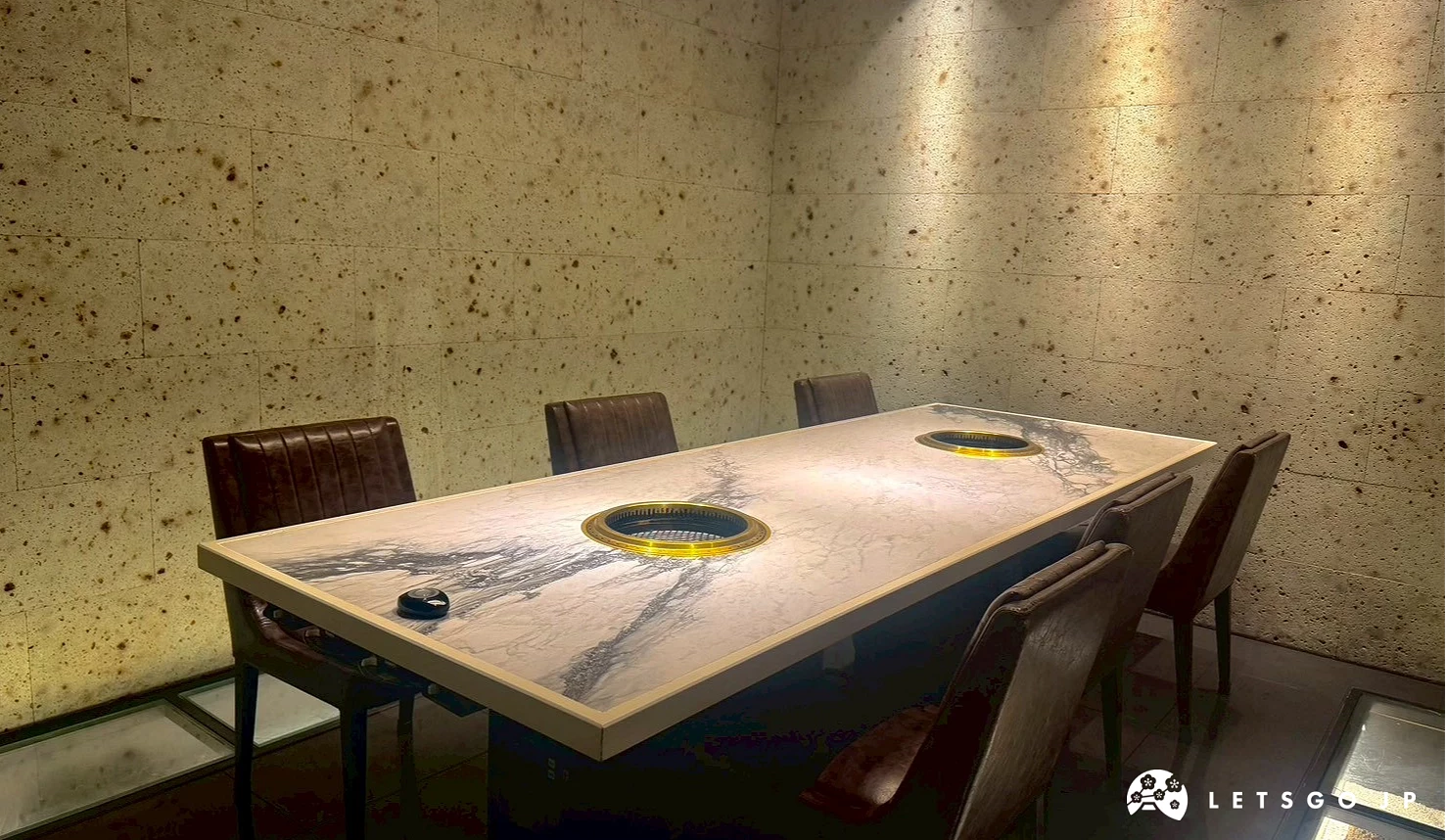 店內六人包廂設有長桌與燒肉烤爐,整體空間寬敞明亮。