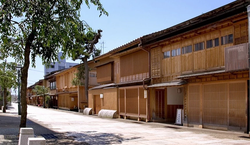 傳統木造街屋排列整齊,格柵門窗古樸典雅,白樺樹與石板路映襯日式古鎮風貌。