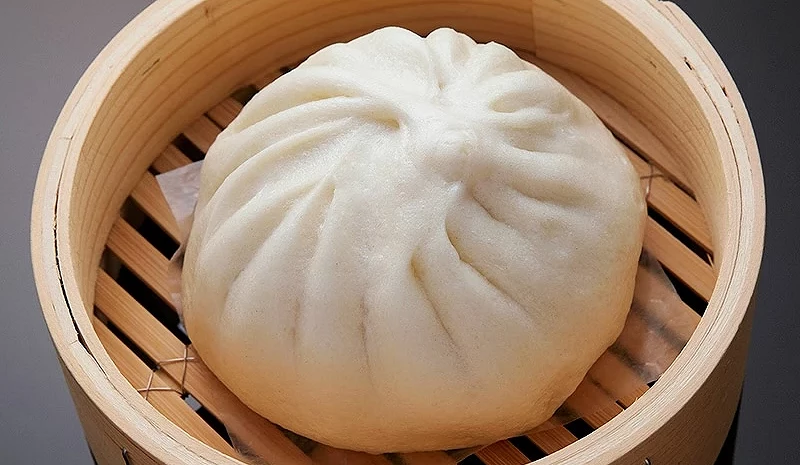 巨無霸肉包在蒸籠裡