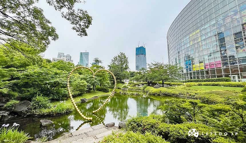 「金色之心」由無數個金色鍍青銅珠串連成一個心形弧線
