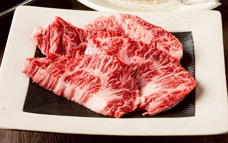 兩塊國產牛橫隔膜肉,油脂紋路明顯,盛於白色方盤