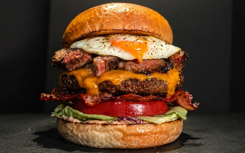 日本沖繩名護市YAGAJI MUSCLE BURGER的「肌肉」漢堡,比牛胸肉漢堡多了蛋