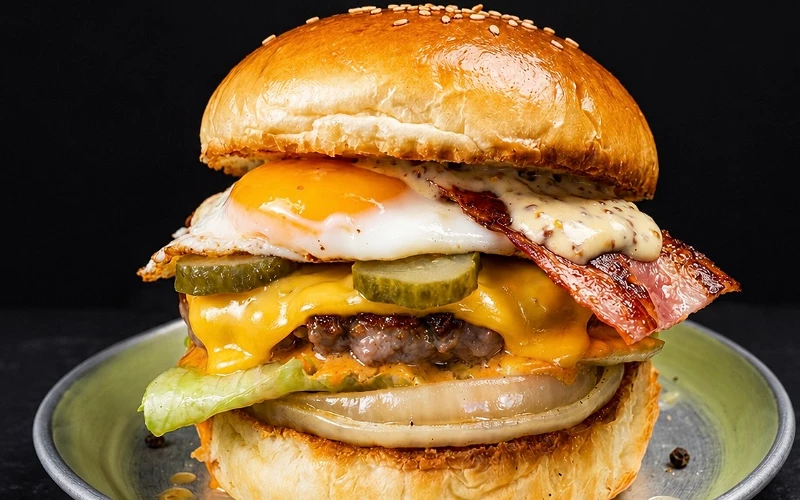 日本沖繩名護市YAGAJI MUSCLE BURGER的培根蛋漢堡