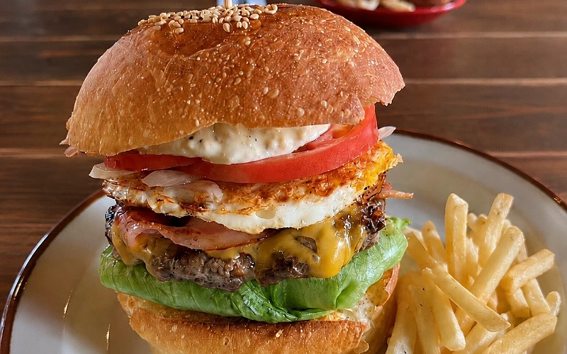 日本沖繩名護市YAGAJI MUSCLE BURGER的漢堡加薯條