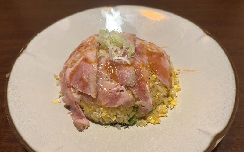 淺盤盛炒飯,上鋪火腿片與蔥花