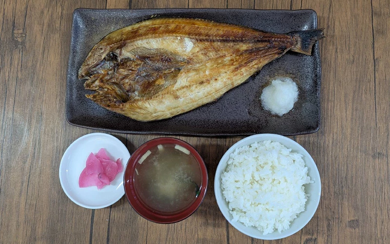 黑長盤盛烤魚一夜干,附白飯、味噌湯與紅薑