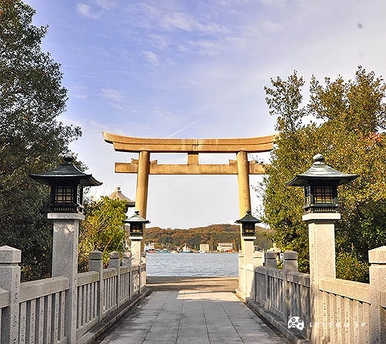 灰色鳥居與走道