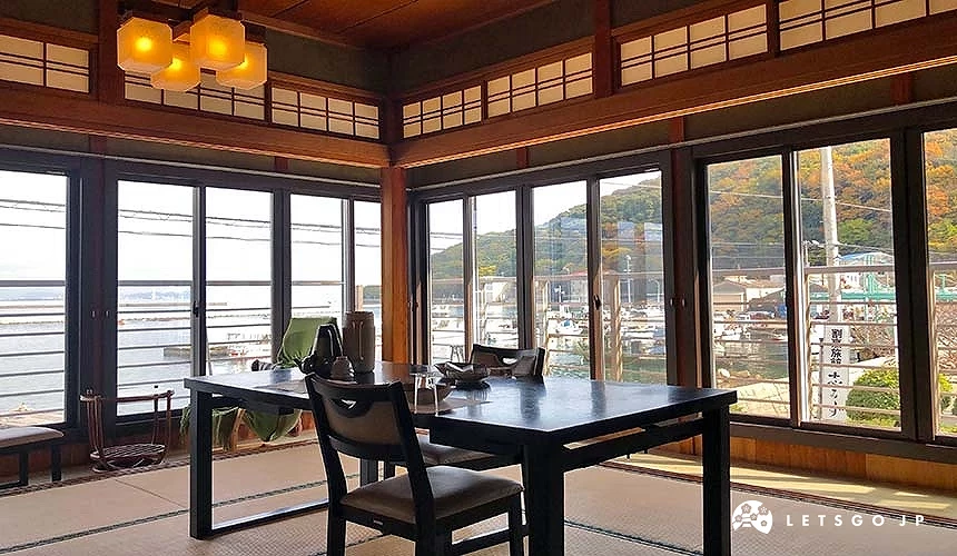 擺了桌子的和室,窗外可以看到海景