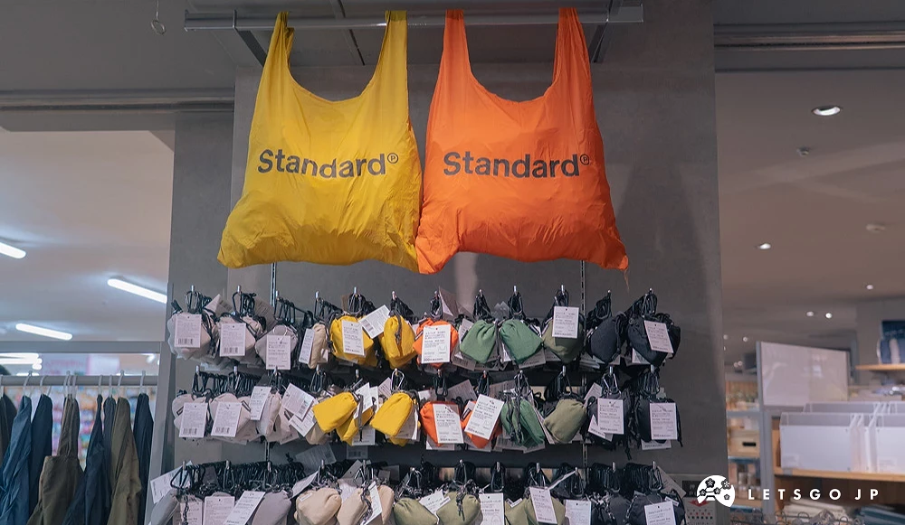 Standard Products 店內陳列黃色、橘色等多款摺疊環保袋,收納後體積小巧,方便隨身攜帶。