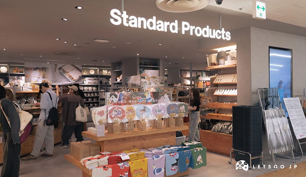 Standard Products 門市內部,展示餐具、生活雜貨與期間限定商品,並有多位顧客正在選購