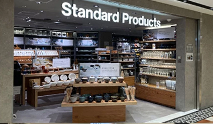 tandard Products 門市入口與店內陳列,展示餐具、玻璃杯及各式生活雜貨