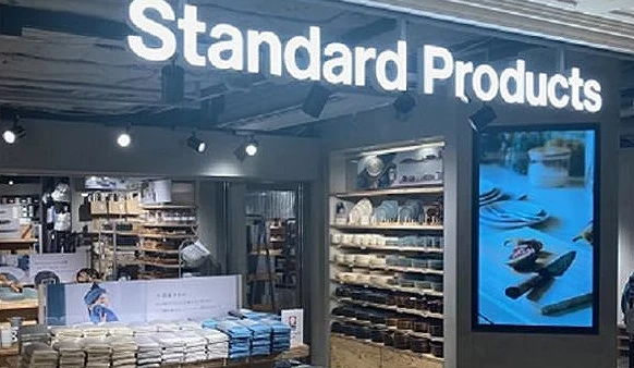 Standard Products 與 THREEPPY 複合門市,分別展示簡約生活雜貨與粉嫩風格商