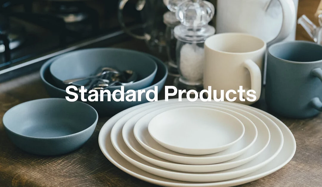 Standard Products 簡約餐具形象照,展示白色與藍灰色餐盤、碗盤及馬克杯
