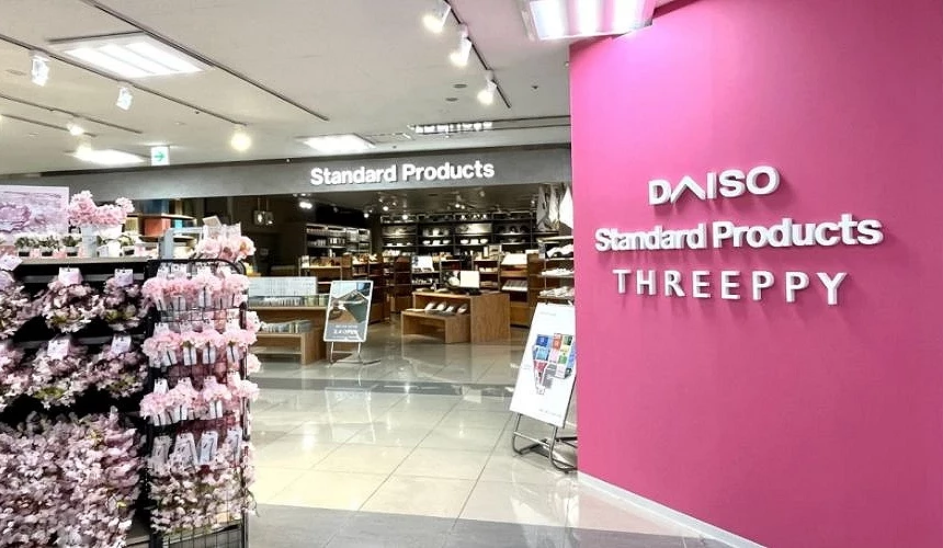 DAISO、Standard Products 與 THREEPPY 複合門市入口,展示三個品牌共用的購物空間