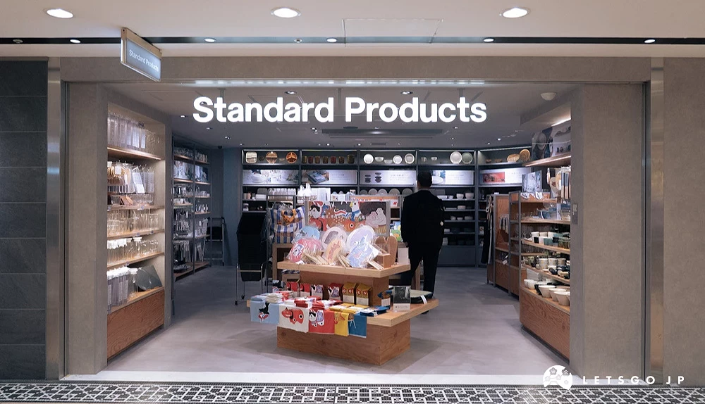 Standard Products 門市入口與店內陳列,展示餐具、生活雜貨與期間限定商品