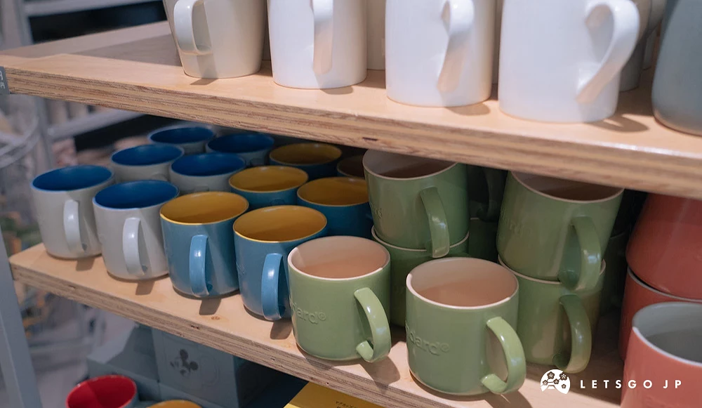 Standard Products 店內陳列藍、綠、紅等多色馬克杯,展現簡約繽紛的餐具設計