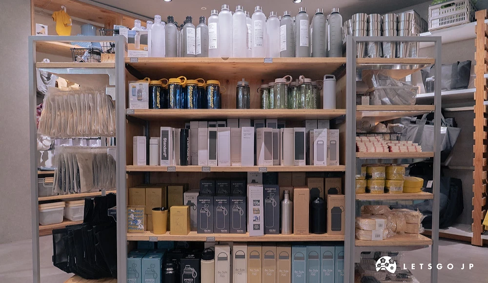 Standard Products 店內陳列多款不鏽鋼保溫瓶、隨行杯與飲料瓶,提供不同容量、顏色與造型選擇