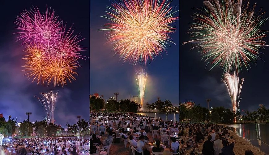 天神祭奉納煙火在大川沿岸夜空綻放,三張照片呈現觀眾席前方的彩色大型煙火與河岸夜景。