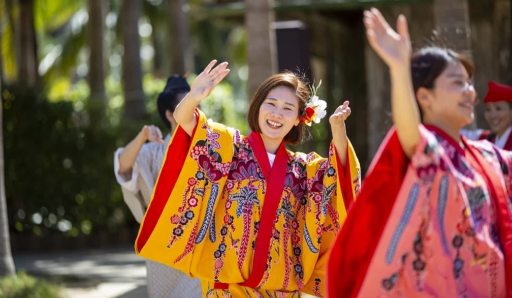 琉球村琉球服換裝體驗,遊客穿著鮮豔琉球傳統服飾在園區內拍照留念