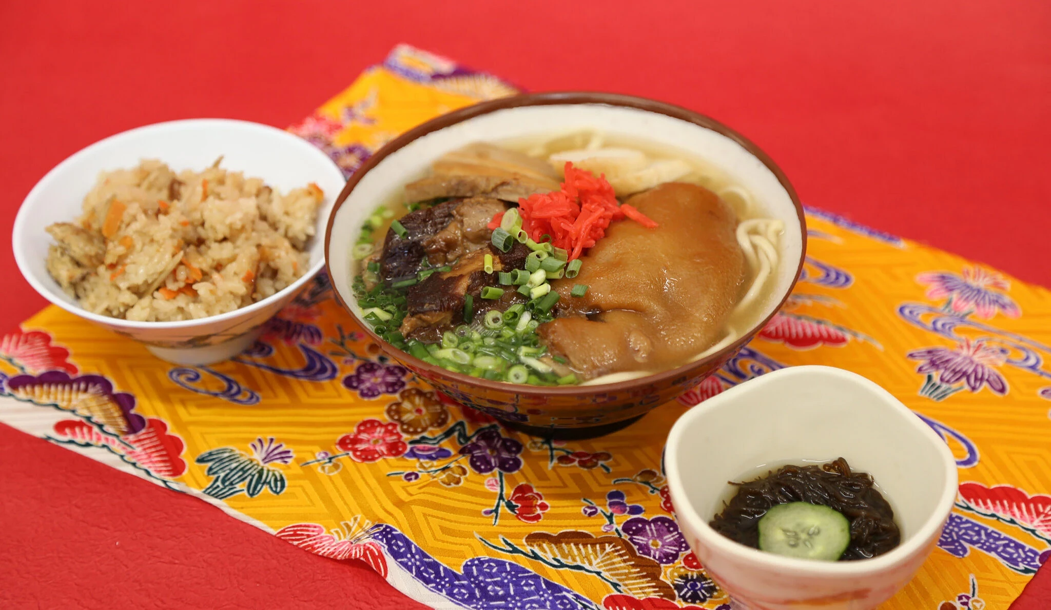 琉球村Kijimuna食堂的琉球村蕎麥麵套餐,搭配什錦飯與小菜,可品嚐沖繩在地料理