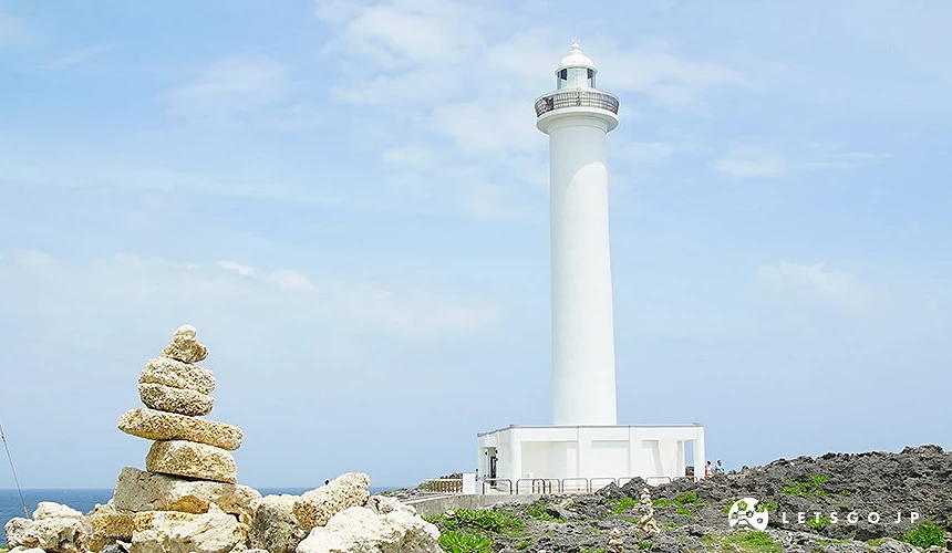 讀谷村殘波岬白色燈塔與海岸景色,周邊可欣賞沖繩西海岸的壯闊海景