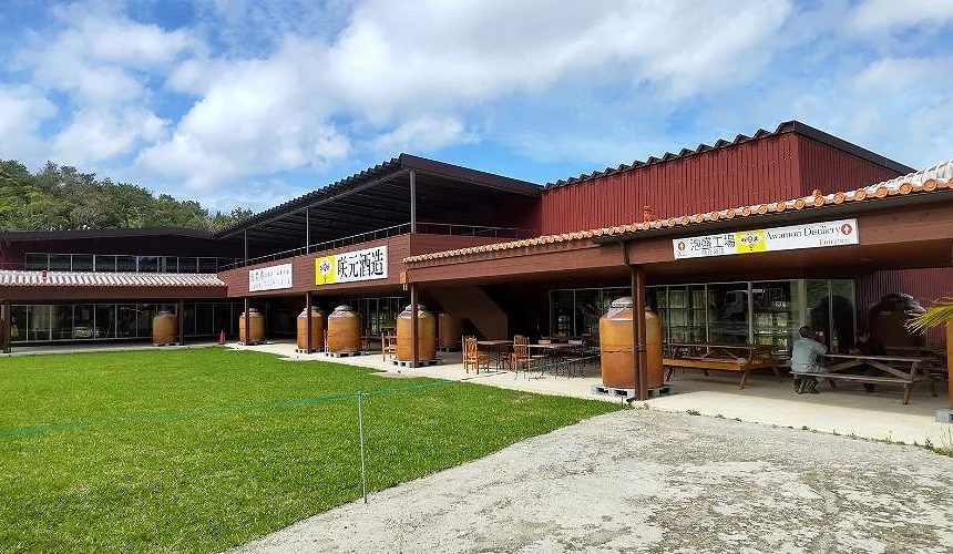沖繩琉球村咲元酒造外觀,園內可參觀泡盛工廠,了解沖繩傳統酒泡盛的製造過程