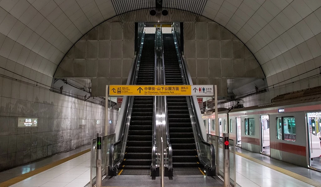 中華街元町車站內