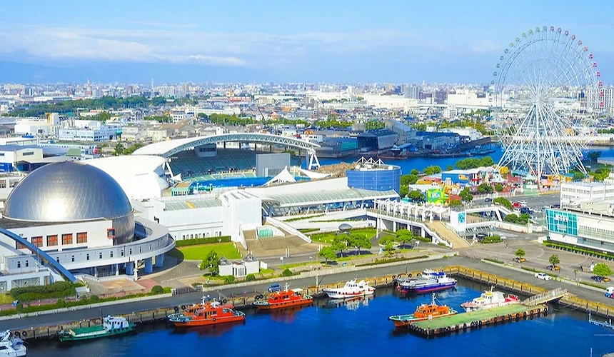 名古屋港水族館周邊景觀,可見港區與摩天輪。