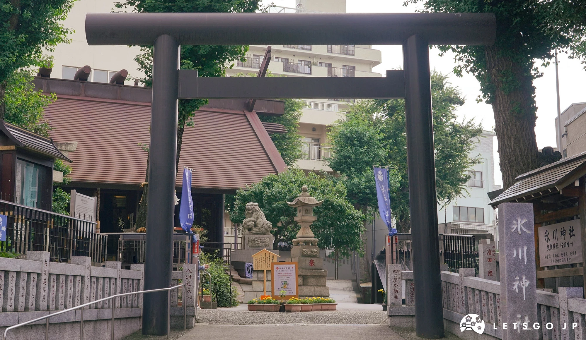 陰天在冰川神社的對象馬路,拍攝神社的正門