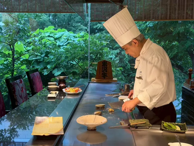 「Hanasato 花鄉六本木店」首推米澤牛鐵板燒套餐，包廂推薦選茶室