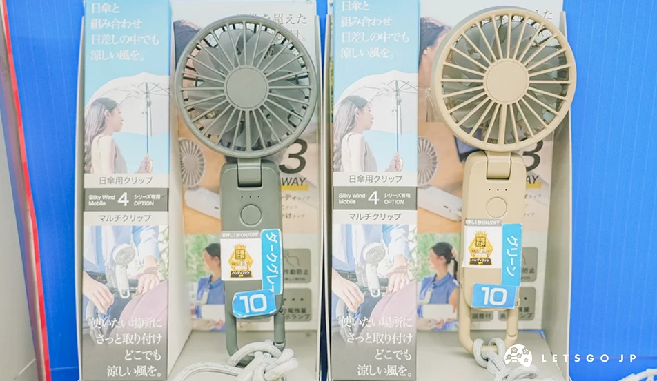 兩隻手持扇最下方有綁著繩子並且有個小圈圈可以勾東西