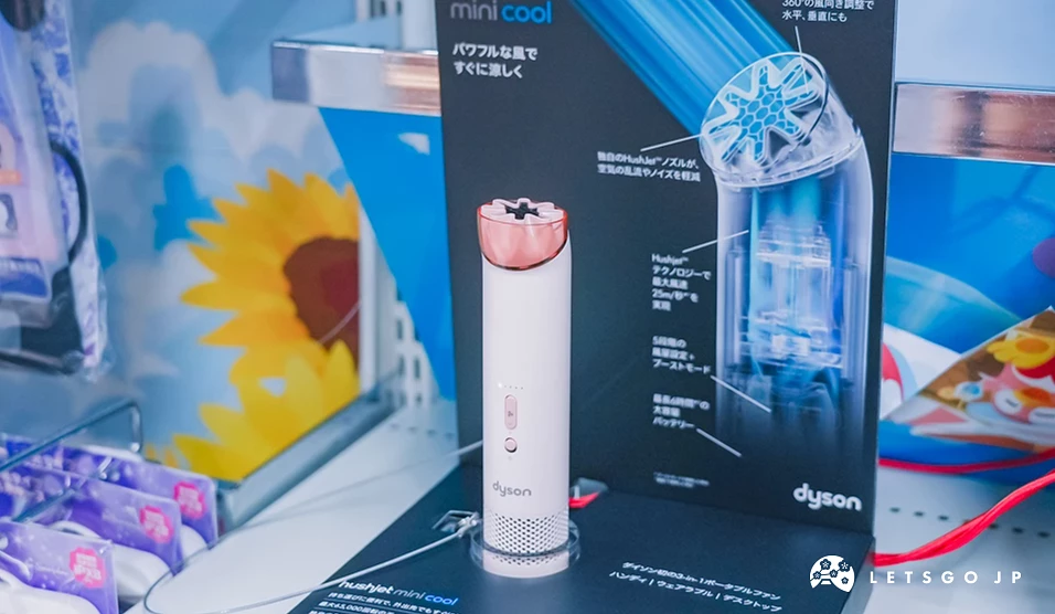 放在展示盒子上的戴森手持電風扇,顏色是粉白相間