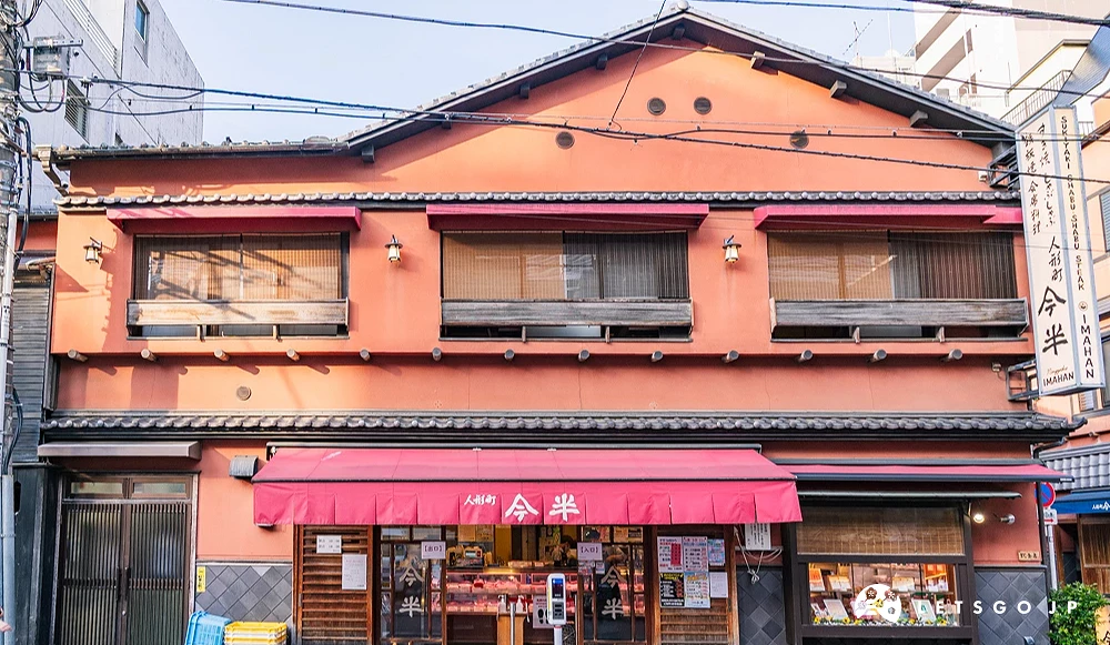 日式木頭店門,上面有掛著紅色簾幕