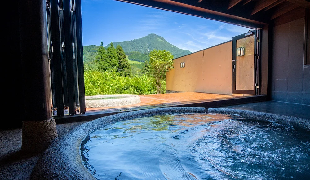 圓形的溫泉池與美麗山景