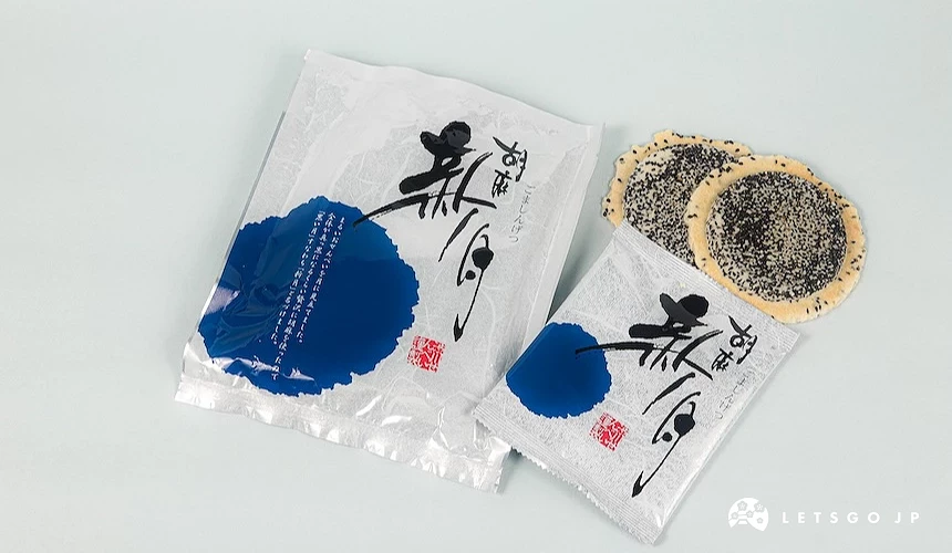 黑芝麻仙貝及兩包白色包裝