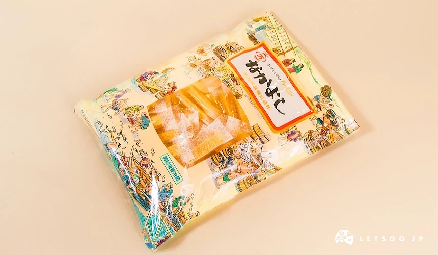 透明袋裝金黃色條狀米菓