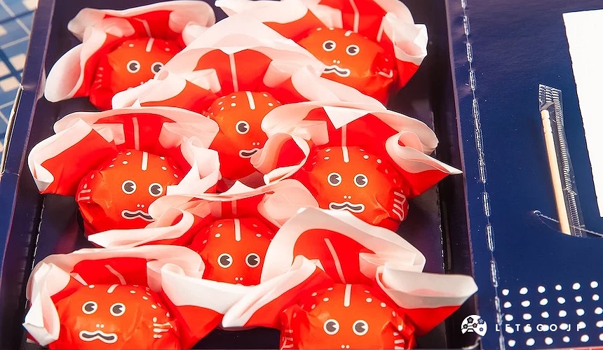 禮盒內排列紅色金魚造型包裝