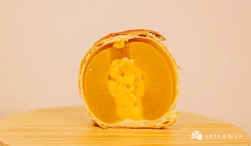 剖開的蘋果派露出果肉內餡