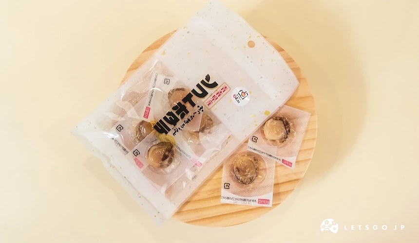 木盤上放著數包獨立包裝點心