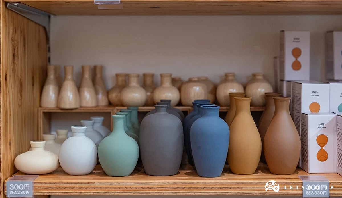 Standard Products 店內展示陶器花瓶,呈現自然簡約的居家風格