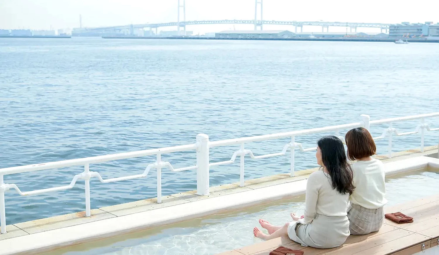 兩位女性望著海洋泡足湯