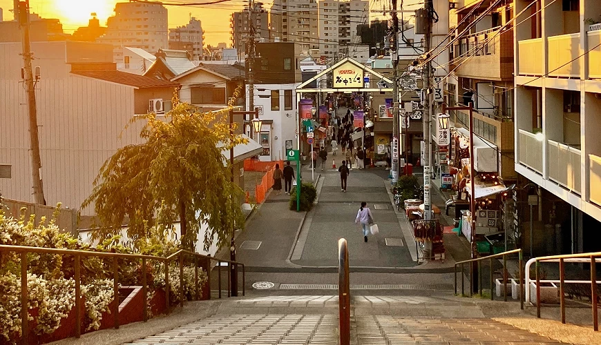夕陽西下,從階梯上往下俯瞰的商店街街景