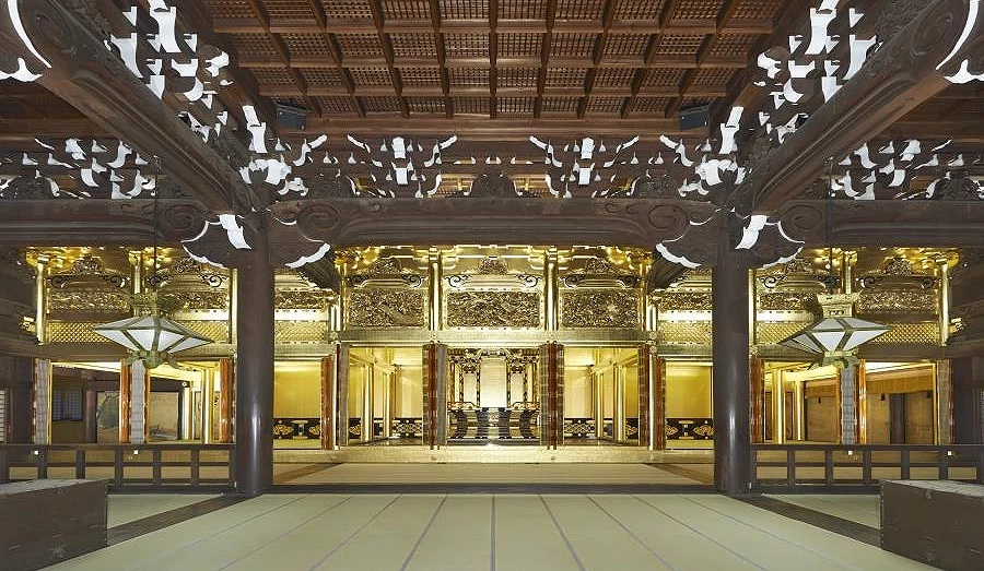 室內空間,木造屋頂,房間深處有金黃色的裝飾。