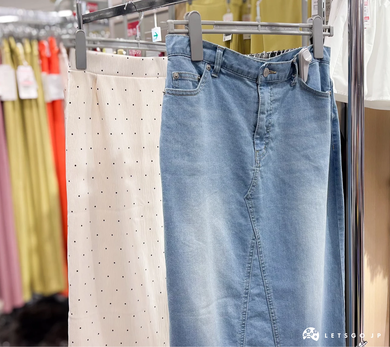 衣桿上有牛仔裙和圓點白裙