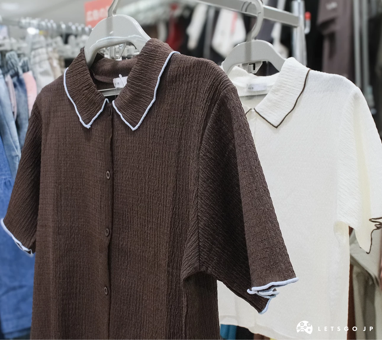 木耳邊有領 T-shirt 掛在衣桿上