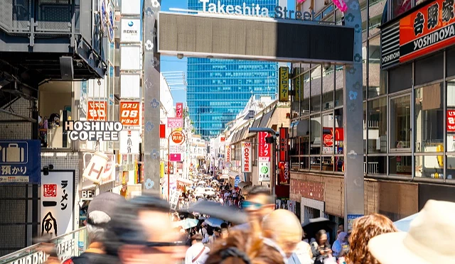 一條擠滿人潮的街道,上面寫的竹下通的英文拼音。