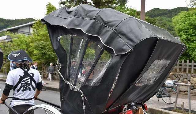 人力車車夫的衣服背面上印著嵐字