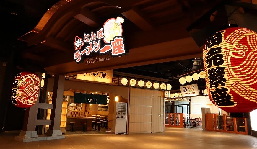 一條商店街入口,旁邊有掛著日式的燈籠。