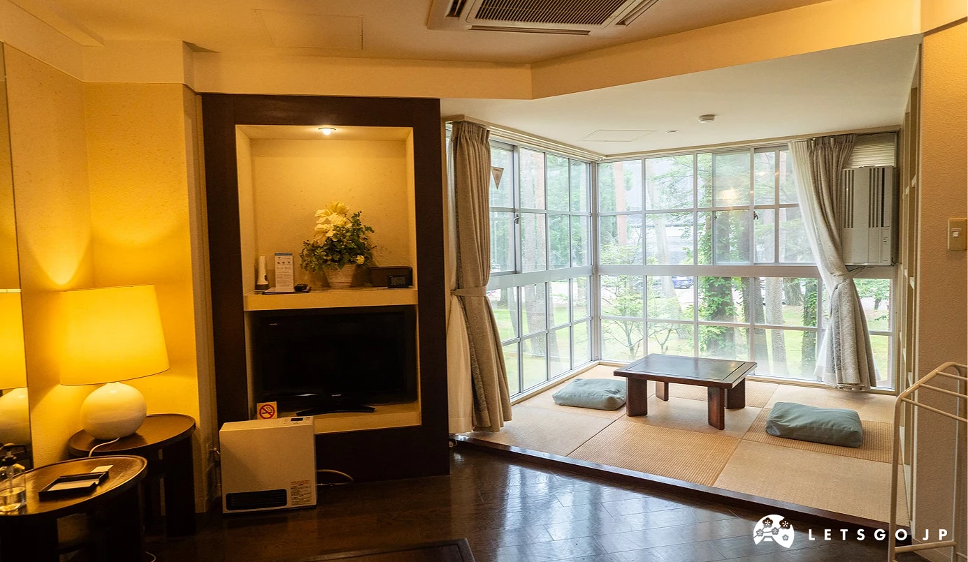 Deluxe Four Bed Room的房間舒適,可賞窗外森林景色